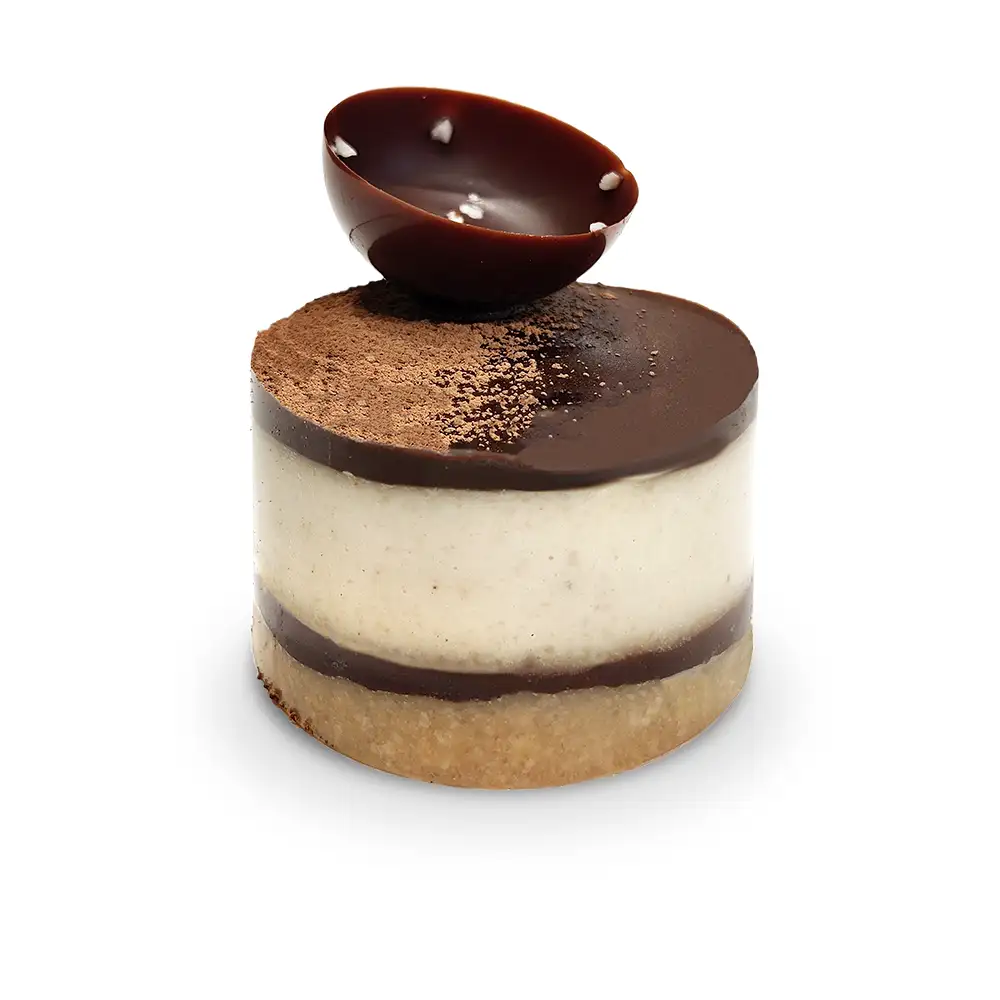 Pastel de tiramisú, con una decoración de una semi-esfera de chocolate encima
