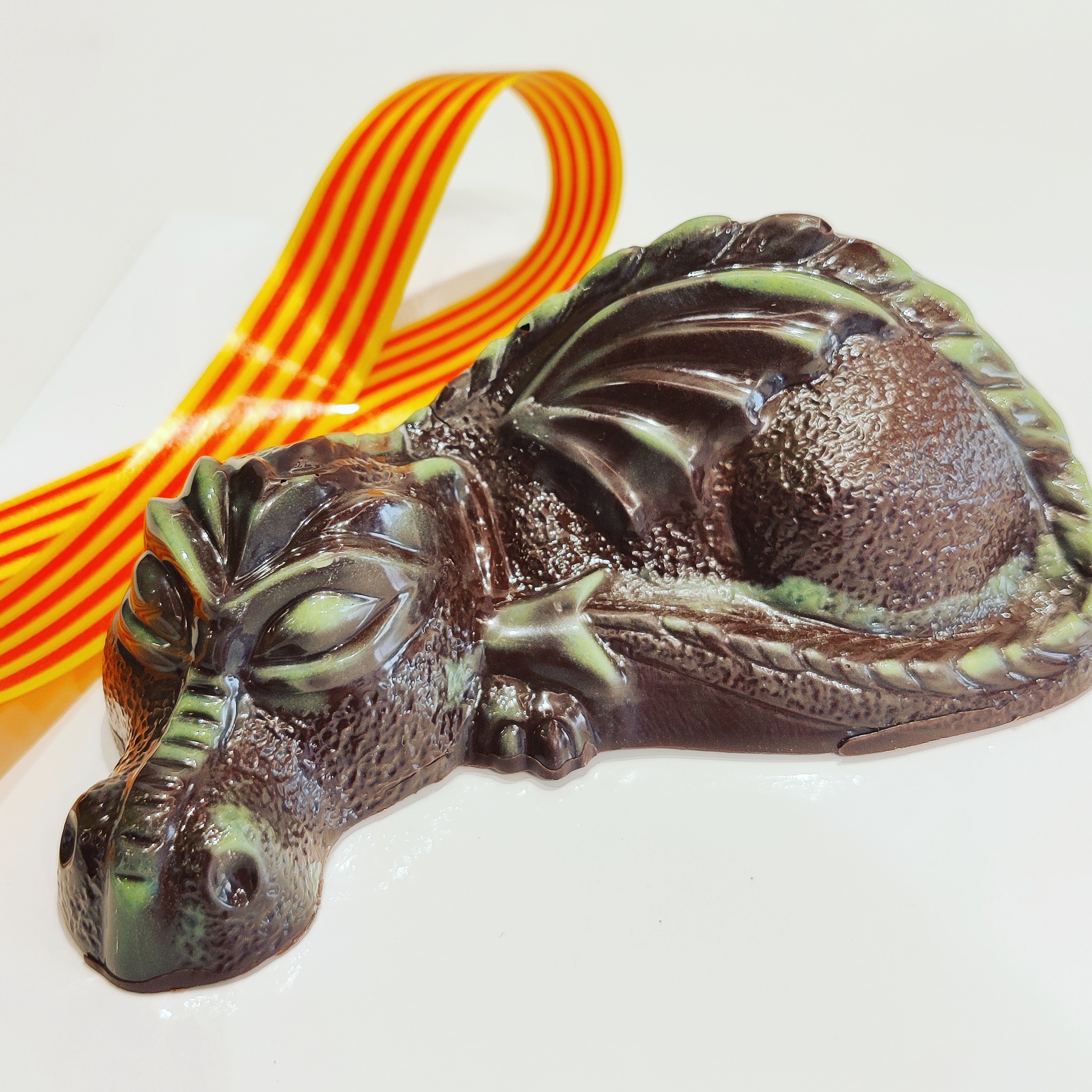 Dragón de chocolate relleno de praliné de avellana