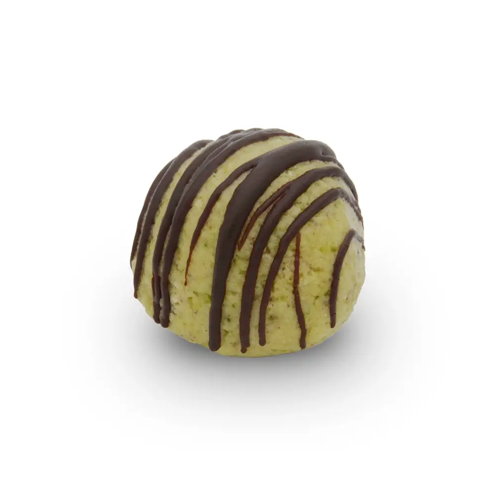 Bola de anacardos y pistachos, decorado con líneas de chocolate