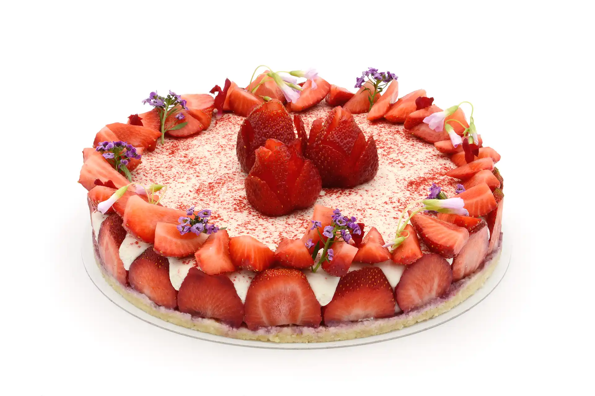 Tarta vegana y sin gluten especial para celebraciones decorada con fresas y flores