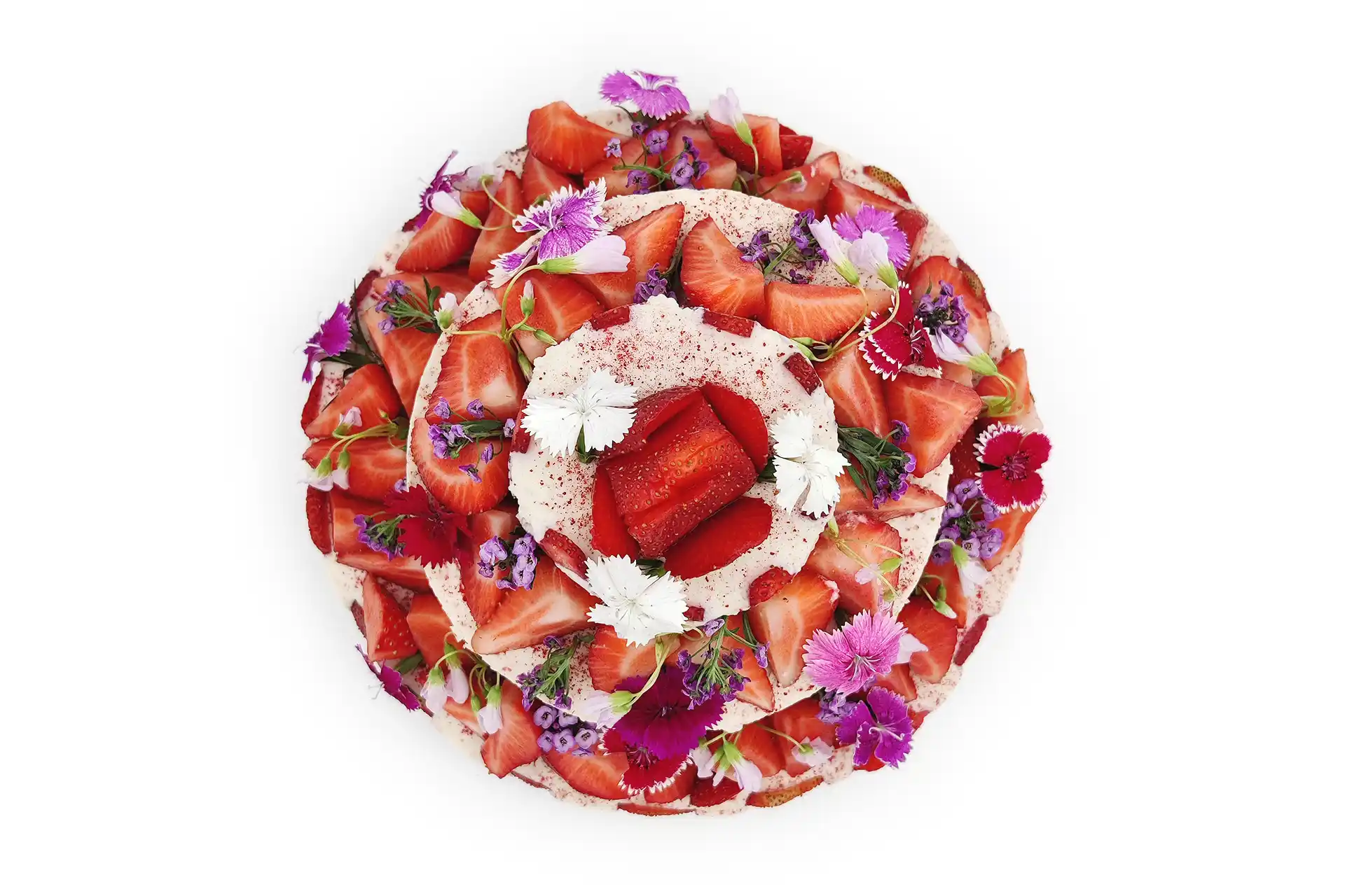 Tarta vegana y sin gluten especial para celebraciones decorada con fresas y flores